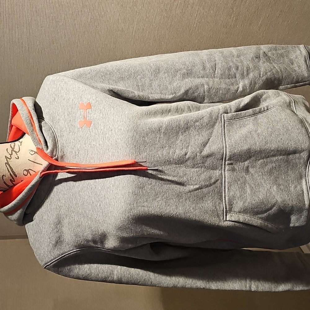 WOMANS UNDER ARMOUR HOODIE....SIZE L...GRAY AND ORANGE....VERY GOOD CONDITION